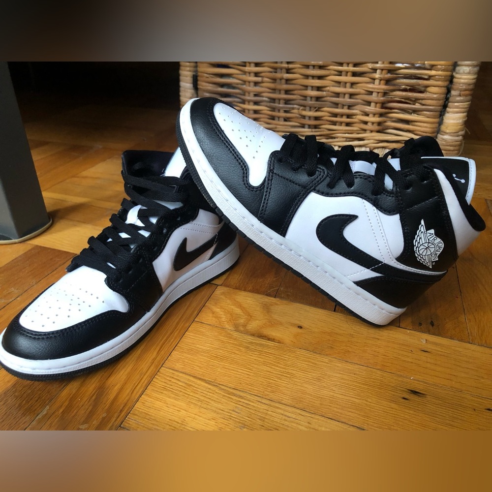 NIKE WOMENS AIR JORDAN 1 MID PANDA 🐼
